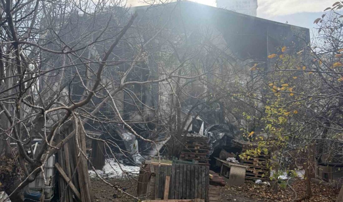 İstanbul Esenyurt’ta bir depoda çıkan yangın paniğe neden oldu. Metrelerce
