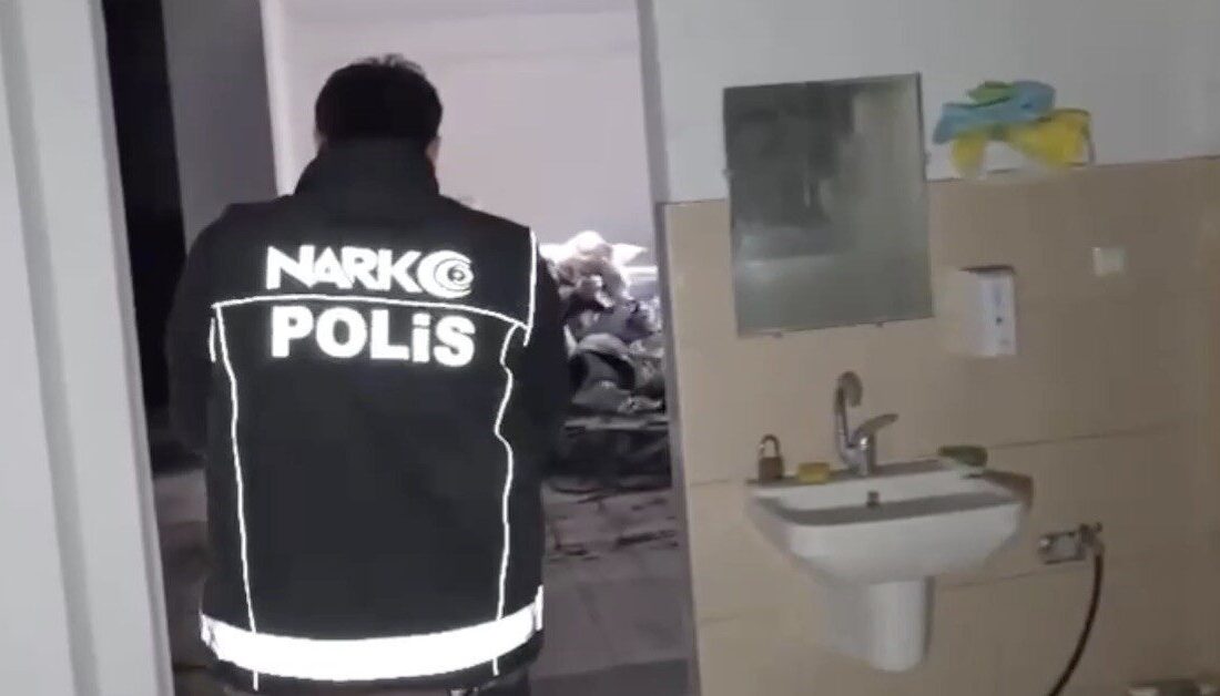 Çorum’da polis ekipleri tarafından atıl bir fabrikaya düzenlenen operasyonda 130