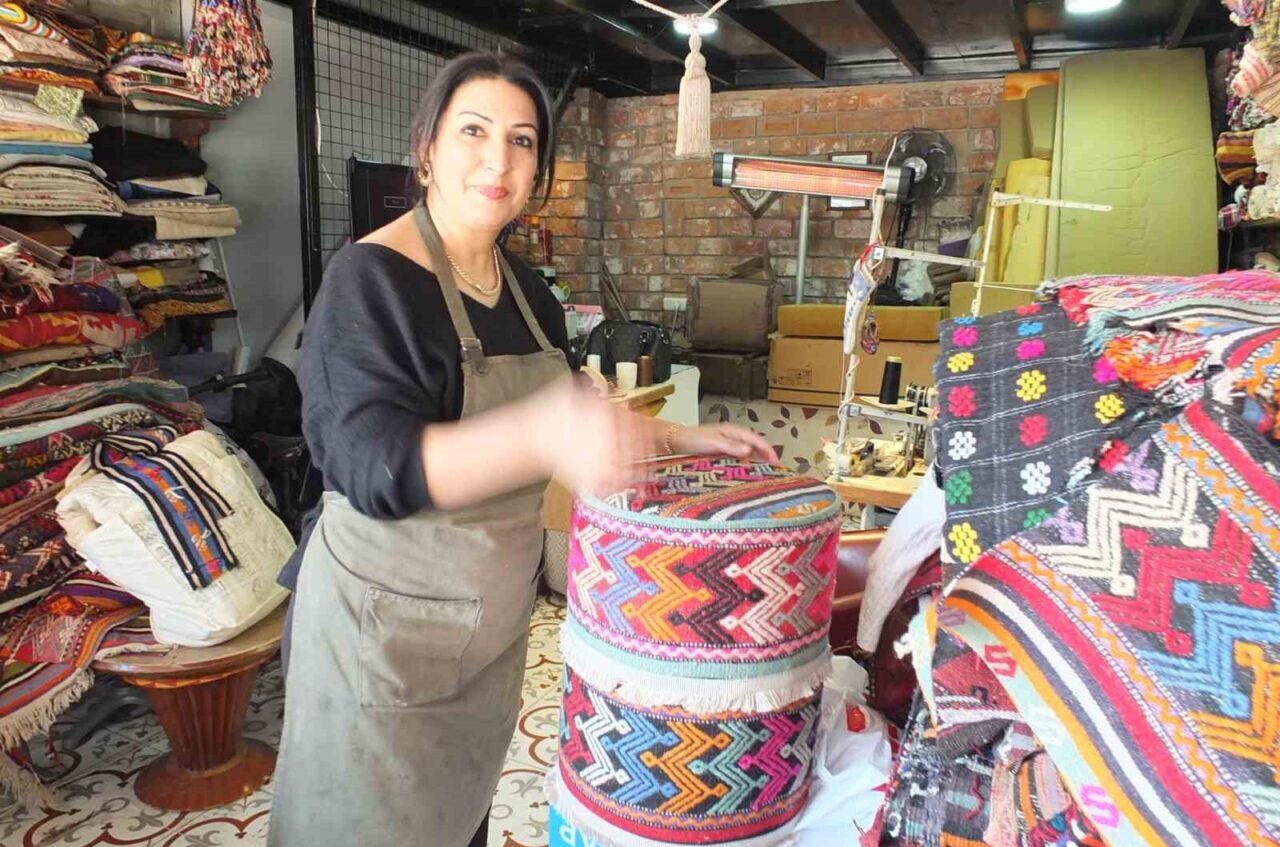 Burhaniye ilçesinde, aşçı Handan Hasgül, çöpe atılan eski halı ve