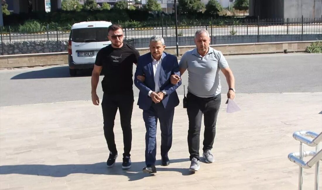 Antalya’nın Serik ilçesindeki bir düğünde, eski ilçe belediye meclis üyesi