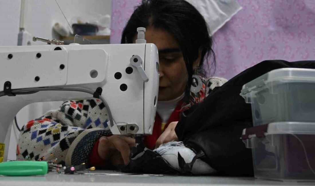 Eskişehir’de soğuklarla birlikte gardıroplarındaki kışlıkları çıkaran vatandaşlar, yeni ürün almak