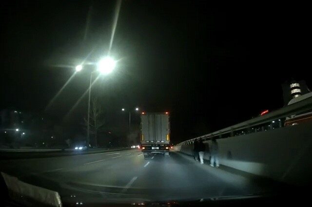 Eskişehir’de çevre yolunda akan trafiğe aldırış etmeden yol kenarında yürüyen