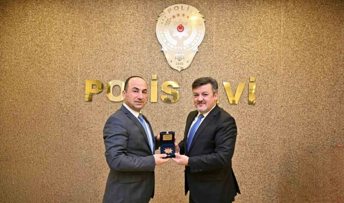 Eskişehir İl Emniyet Müdürü Tolga Yılmaz, emekliliğe ayrılan İl Emniyet
