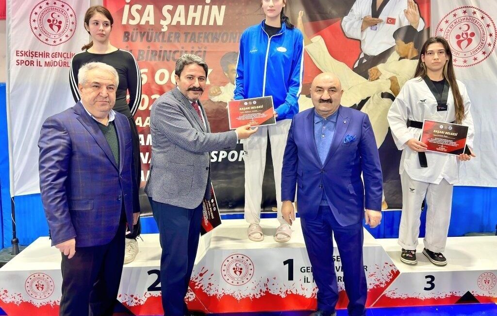 Eskişehir’de düzenlenen İsa Şahin Büyükler Taekwondo İl Şampiyonası’nda sporcular dereceye