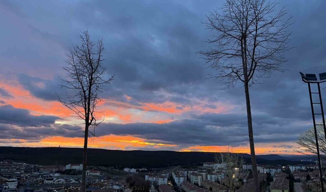 Eskişehir’de gün batımıyla gökyüzünde oluşan renkler güzel görüntüler ortaya çıkardı.