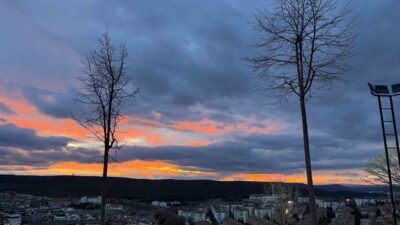 Eskişehir’de gün batımıyla gökyüzünde oluşan renkler güzel görüntüler ortaya çıkardı.