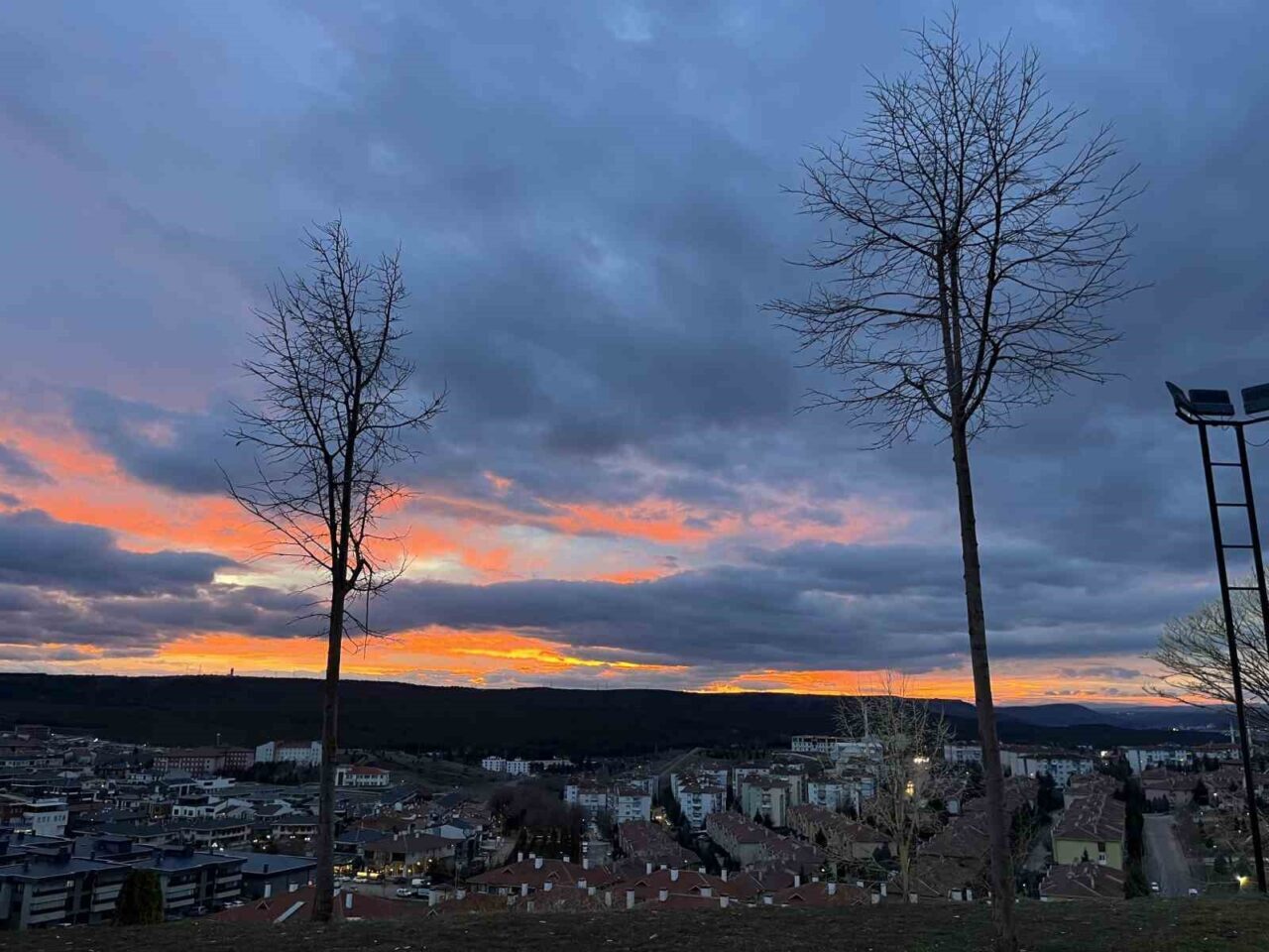 Eskişehir’de gün batımıyla gökyüzünde oluşan renkler güzel görüntüler ortaya çıkardı.
