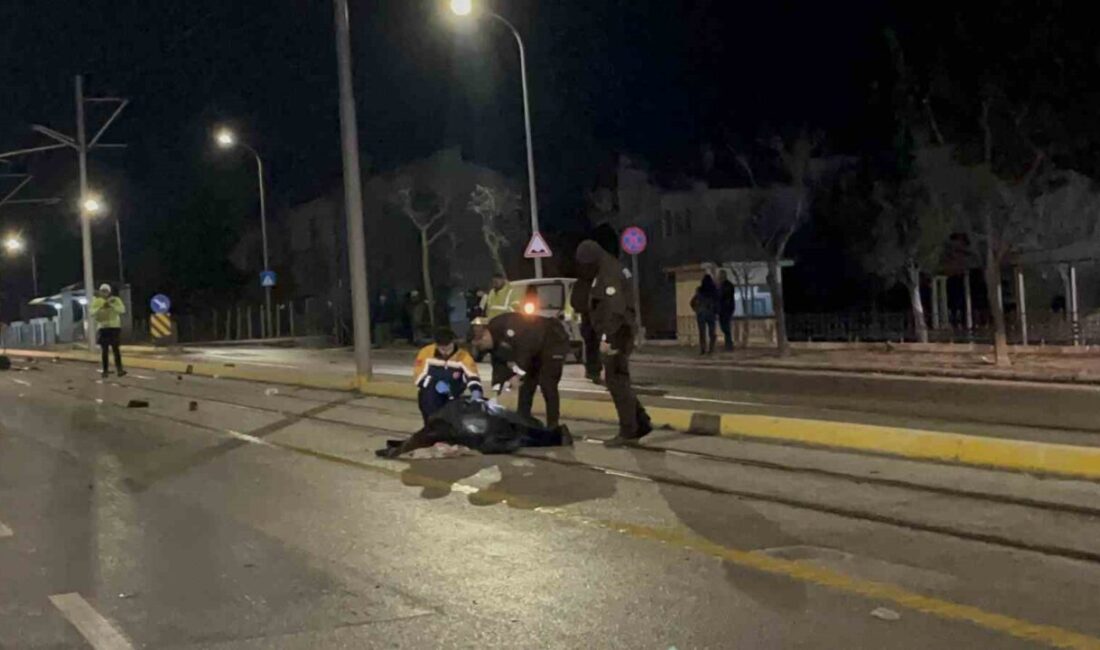 Eskişehir’de süratli bir otomobilin tramvaydan inen yayalara çarpması sonucunda 3