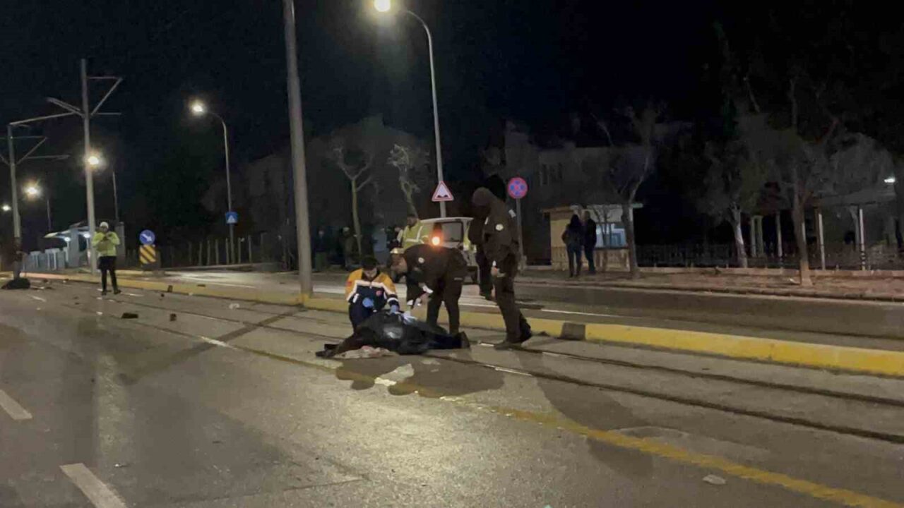 Eskişehir’de süratli bir otomobilin tramvaydan inen yayalara çarpması sonucunda 3