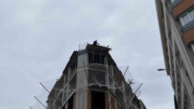 Eskişehir’de inşaatın 8’inci katından atlamaya çalışan adam, polis ekipleri tarafından