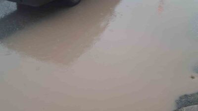 Eskişehir’de sağanak yağışla yollar göle dönerken, sürücüler zor anlar yaşadı.