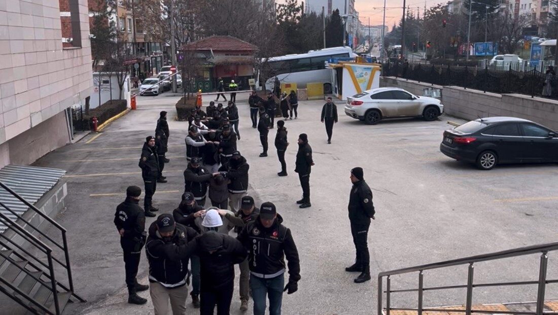 Eskişehir’de 16 adrese eş zamanlı yapılan operasyonlarda 221,41 gram uyuşturucu