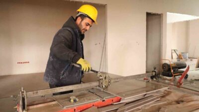 Eskişehir’de etkili olan dondurucu soğuklar hayatı olumsuz etkilerken, inşaat sektöründe