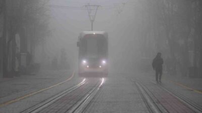 Eskişehir’de pazar sabahı etkili olan yoğun sis, kentin üzerine adeta