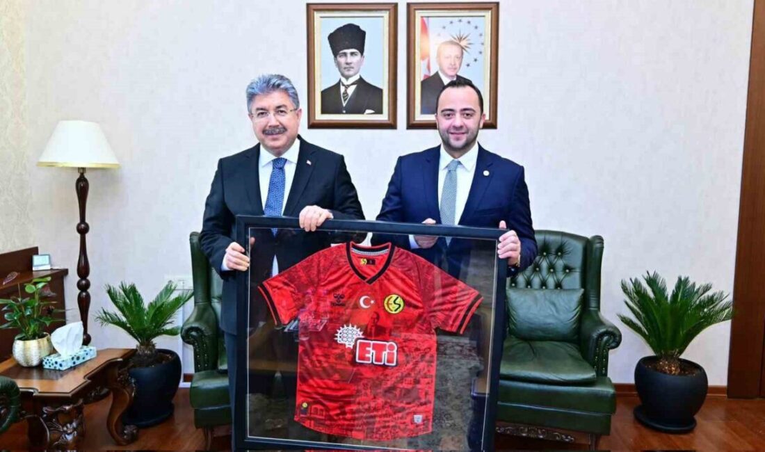 Eskişehirspor Kulübü Başkanı Ulaş Entok ve beraberindeki yönetim kurulu üyeleri,