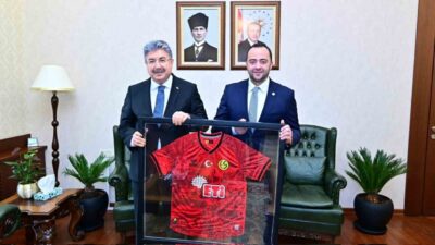 Eskişehirspor Kulübü Başkanı Ulaş Entok ve beraberindeki yönetim kurulu üyeleri,