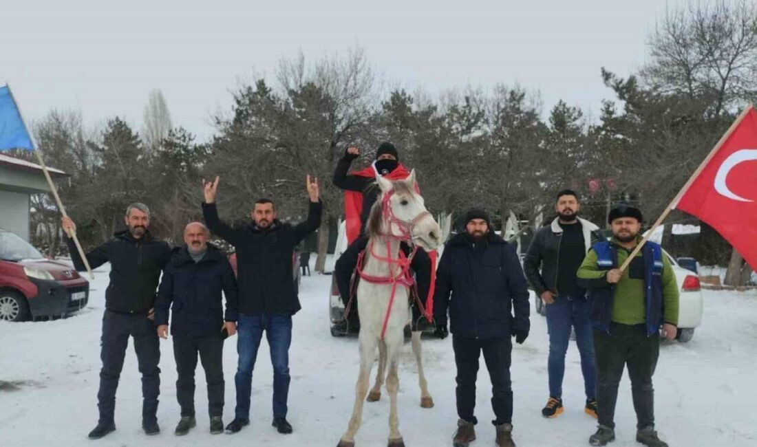 Kayseri’nin Tomarza ilçesinde bir esnaf, at üstünde sırtına astığı Türk