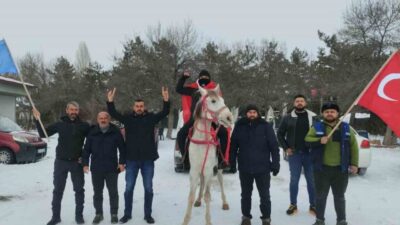 Kayseri’nin Tomarza ilçesinde bir esnaf, at üstünde sırtına astığı Türk