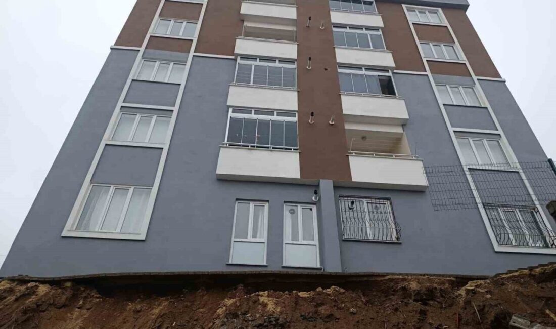 Kahramanmaraş’ta etkili olan yağışların ardından istinat duvarının çökmesiyle panik yaşayan