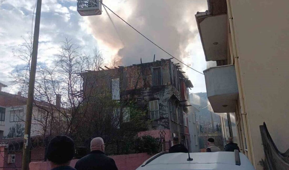 Kocaeli’nin Karamürsel ilçesinde 3 katlı evde elektrikli sobadan çıkan yangın,