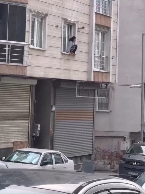 İstanbul Esenyurt’ta kocasının önce darp ettiği, ardından da eve kitlediği