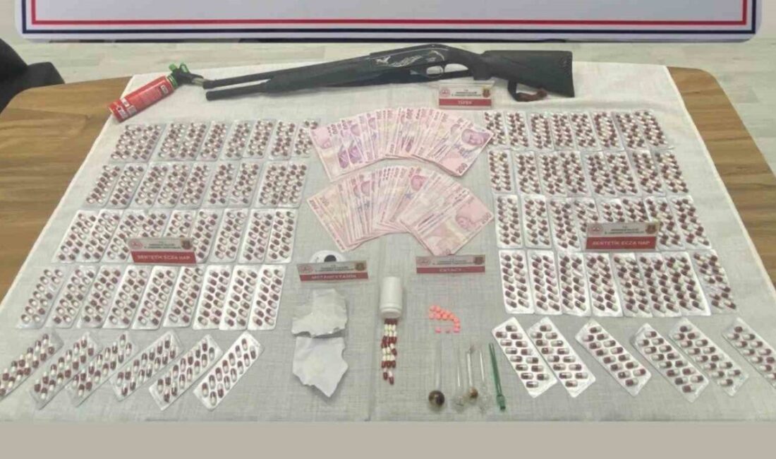 Kırıkkale’de jandarma ekiplerince düzenlenen operasyonda çok sayıda uyuşturucu hapla yakalanan