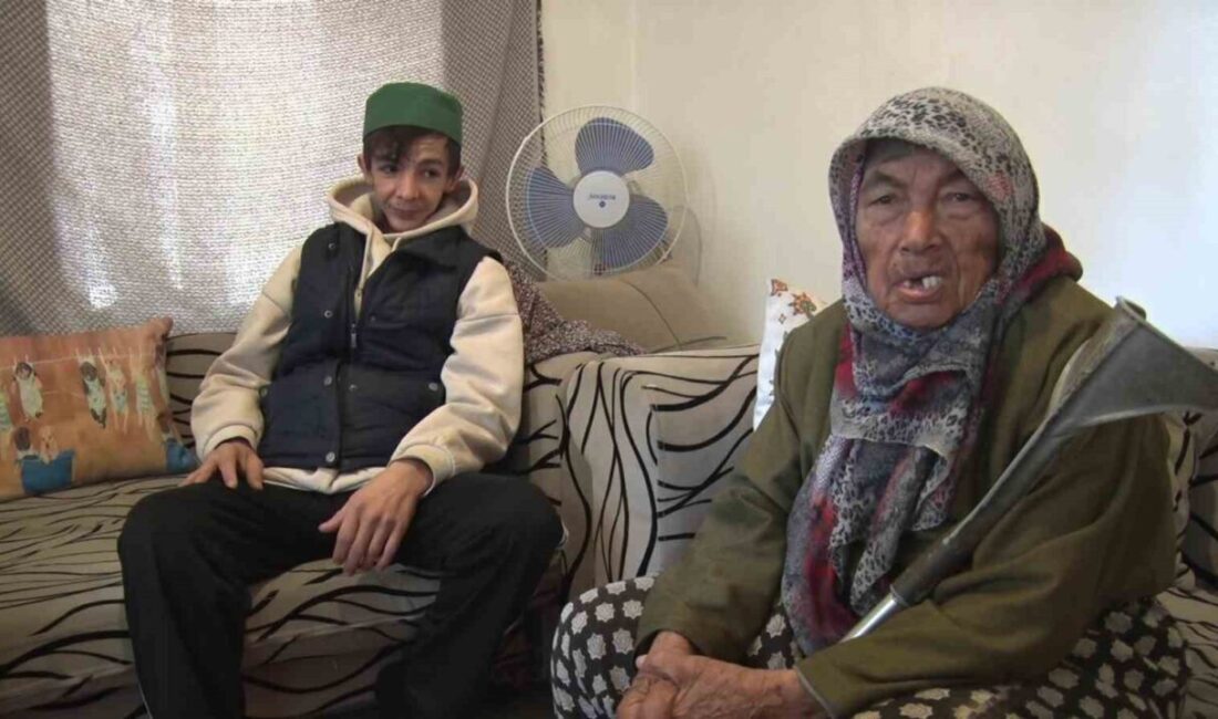 Antalya’da yaşayan Tarık Bakır, anneannesi ile birlikte sokakta kalan 20