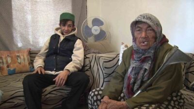 Antalya’da yaşayan Tarık Bakır, anneannesi ile birlikte sokakta kalan 20