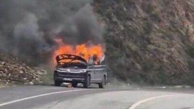 Eyüpsultan’da, seyir halinde alevler içinde kalan araç, itfaiye ekiplerince söndürüldü.