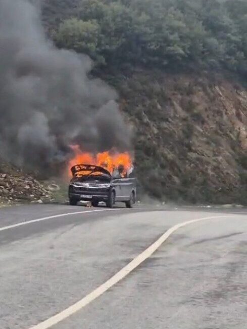 Eyüpsultan’da, seyir halinde alevler içinde kalan araç, itfaiye ekiplerince söndürüldü.