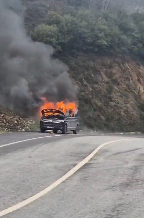 Eyüpsultan’da, seyir halinde alevler içinde kalan araç, itfaiye ekiplerince söndürüldü.