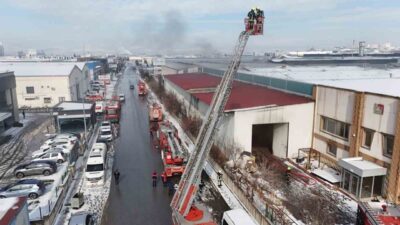 Kayseri Organize Sanayi’nde bir mobilya fabrikasında çıkan yangın yaklaşık yarın