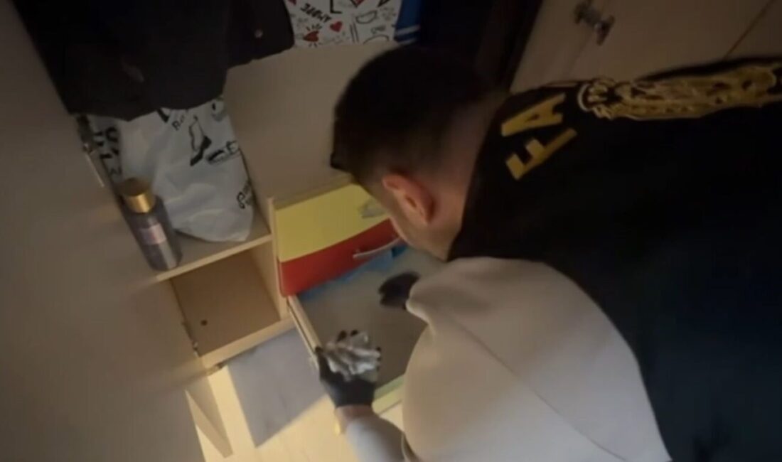 İstanbul’un Fatih ilçesinde, bir eve henüz bilinmeyen bir nedenle ateş