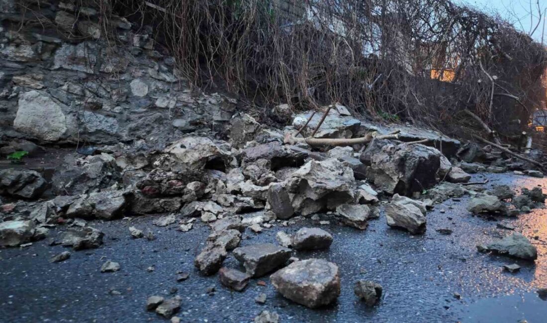 Fatih’te sağanak yağışın etkisiyle bir istinat duvarı sokağa yıkıldı. İhbar