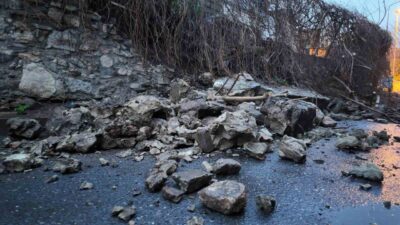 Fatih’te sağanak yağışın etkisiyle bir istinat duvarı sokağa yıkıldı. İhbar
