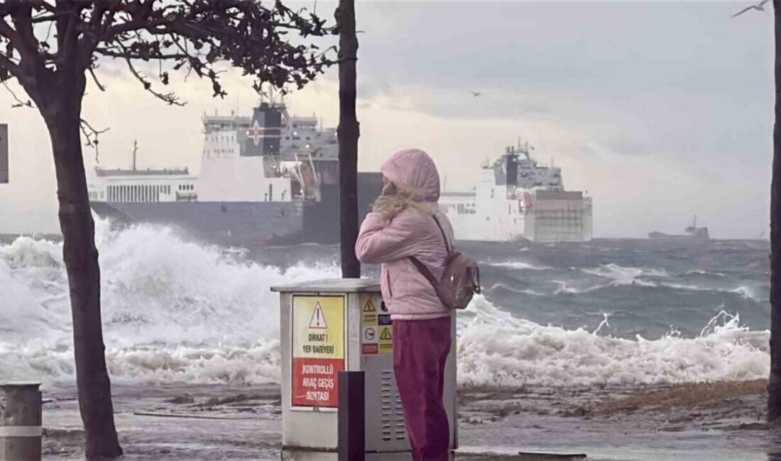 Fatih Yenikapı’da etkili olan lodos nedeniyle adeta denizle kara birleşti.