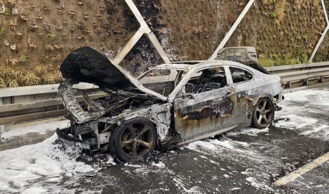 İstanbul’un Fatih ilçesinde, seyir halindeki otomobilin motor kısmından yükselen alevler,