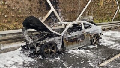 İstanbul’un Fatih ilçesinde, seyir halindeki otomobilin motor kısmından yükselen alevler,