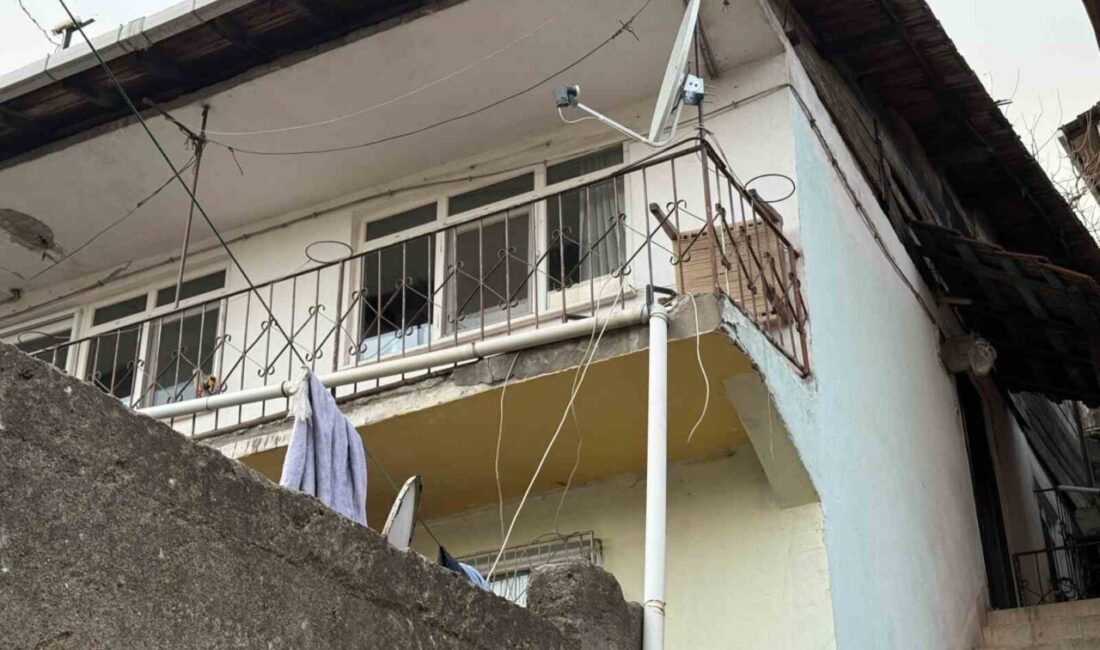 Kocaeli’nin İzmit ilçesinde bir evde meydana gelen zemin çökmesi ve