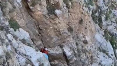 Muğla’nın Fethiye ilçesinde kayalık alanda mahsur kalan keçi, MAG ekiplerinin