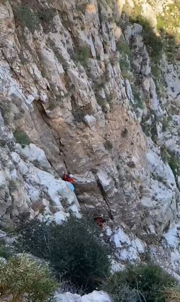 Muğla’nın Fethiye ilçesinde kayalık alanda mahsur kalan keçi, MAG ekiplerinin
