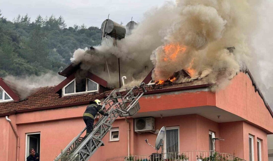 Muğla’nın Fethiye ilçesinde üç katlı bir evin çatı katında çıkan