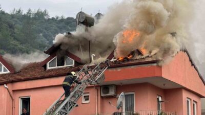 Muğla’nın Fethiye ilçesinde üç katlı bir evin çatı katında çıkan