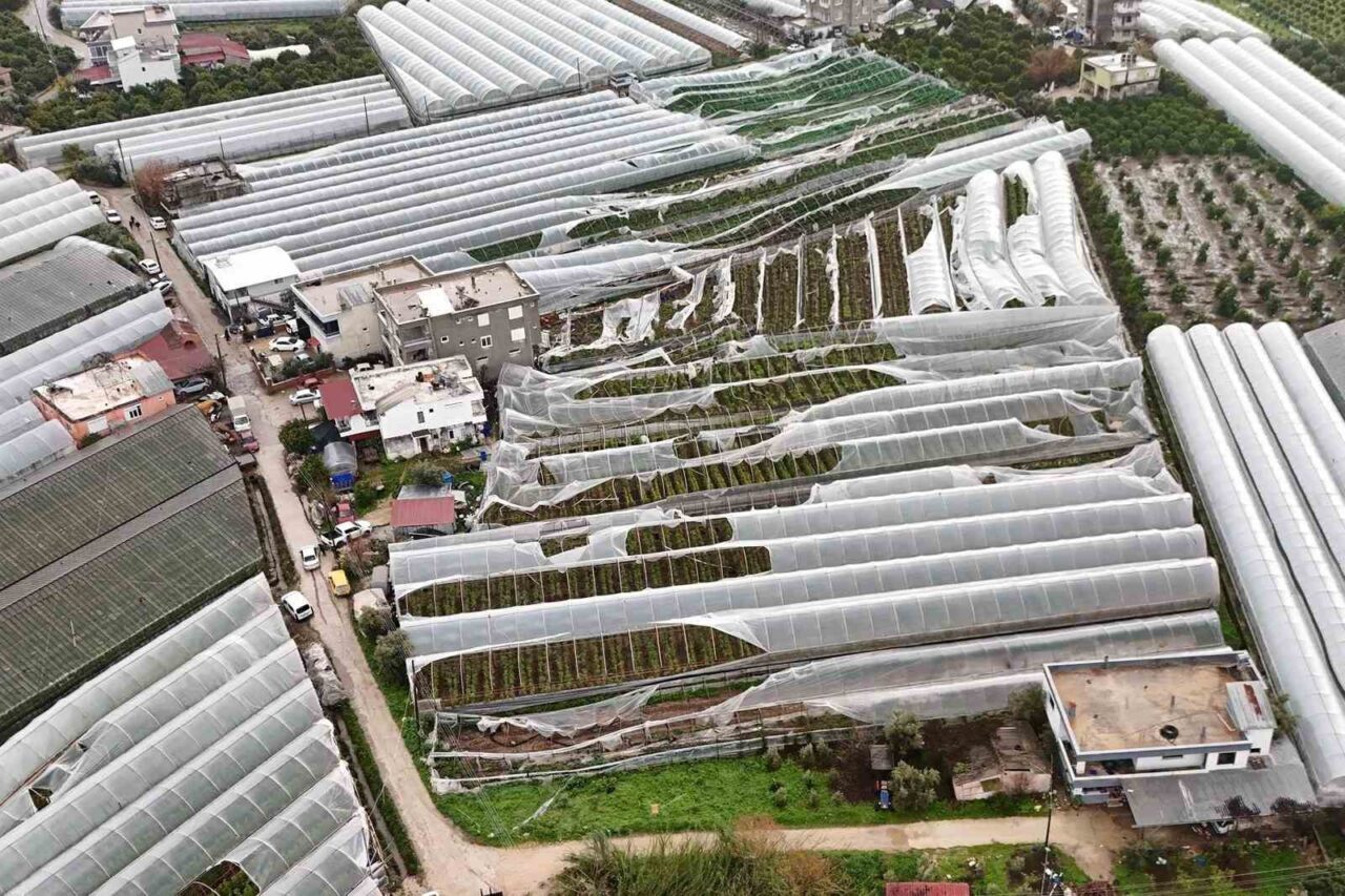 Antalya’nın Finike ilçesinde fırtına ve sağanak yağışın ardından oluşan hortum