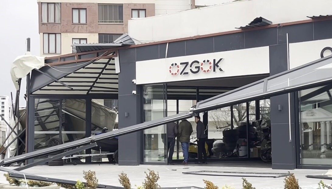 Bursa’nın Osmangazi ilçesinde 3 katlı bir binanın çatısı fırtınada havalanıp