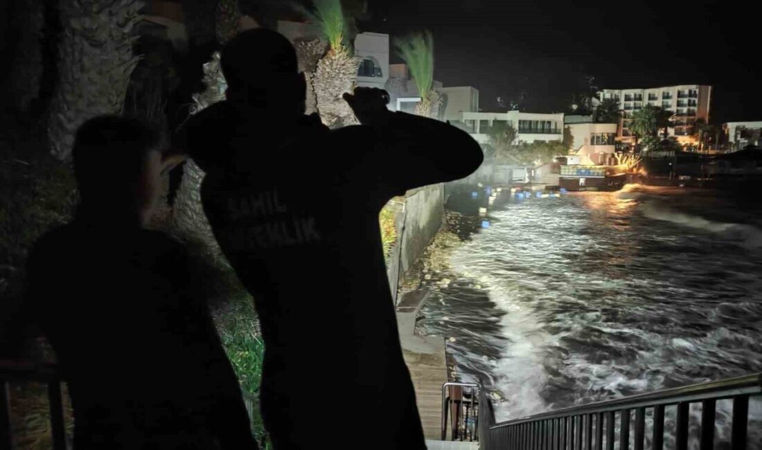 Aydın’ın Kuşadası ilçesinde iskelede çalışma yaparken fırtınayla birlikte dalgaların şiddetiyle