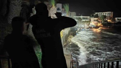 Aydın’ın Kuşadası ilçesinde iskelede çalışma yaparken fırtınayla birlikte dalgaların şiddetiyle