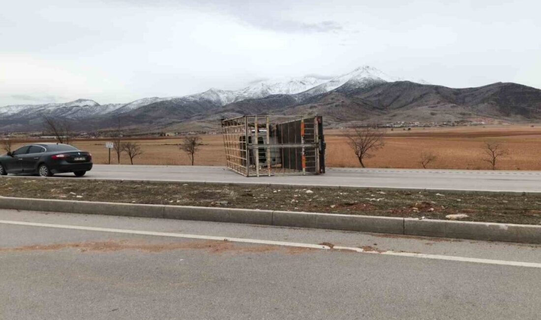Karaman’da fırtınanın etkisiyle devrilen kamyonetin römorkunun karşı şeride fırladığı anlar