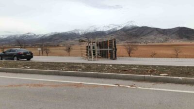 Karaman’da fırtınanın etkisiyle devrilen kamyonetin römorkunun karşı şeride fırladığı anlar