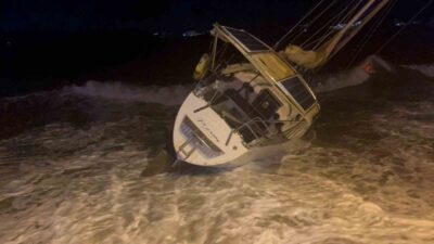 Muğla’nın Milas ilçesinde etkili olan kuvvetli fırtına, kıyıda demirli milyonluk